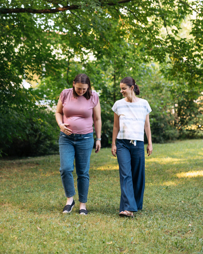 Fotografija dvije žene u šetnji; Doule Ane i trudnice. Nisi sama – nježna podrška doule u Zagrebu
